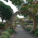 アーチが印象的な歩道