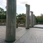 何本かの柱が立っている公園
