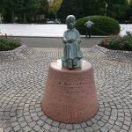 赤い靴の女の子の像