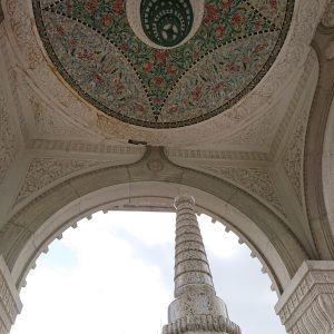 天井の模様が美しいインド水塔