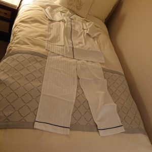 パジャマ　（上着＋ズボン）
