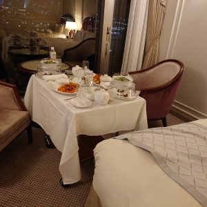 夜景を見ながら食べれるようにセットされたテーブル