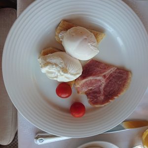 ポーチドエッグとロースハムとミニトマト