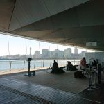 テーブルと椅子がある待合スペース