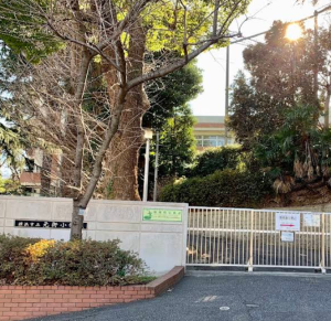 横浜市立元街小学校の外観