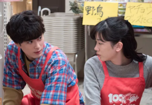 ドラマ『半分青い』より、赤いエプロン姿で鈴愛（永野芽郁）と見つめ合う涼次（間宮祥太朗）