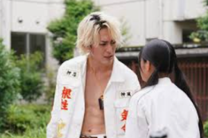 ドラマ『ナンバMG5』より、金髪に白い特攻服姿で女子生徒と向き合う間宮祥太朗