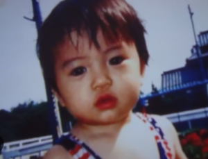 くりっとした大きな目が印象的な幼少期の菊池風磨さんの顔写真