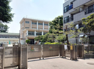 横浜市立三ツ沢小学校の外観 
