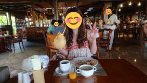 トゥゲでの朝食(フレッシュココナッツジュースを片手に！)