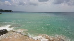 波は荒めのクフビーチ