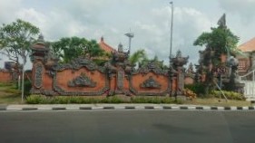 ヌサドゥア地区のレンガ門の家