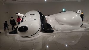 全長8メートルのしあわせそうにお昼寝しているスヌーピーの像