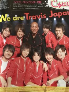赤い衣装を着た初期のTravis Japanメンバーが振付師トラヴィス・ペイン氏を囲む雑誌の切り抜き