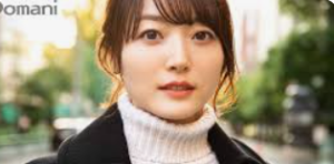 白いタートルネックを着用した花澤香菜のポートレート画像