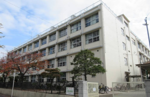 井高野中学校の外観