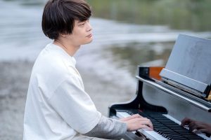 ピアノを弾く井之脇海