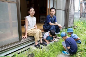 縁側で寛ぐハンバートハンバートの2人と子供たち