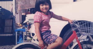 自転車に乗る幼少期の井上咲楽