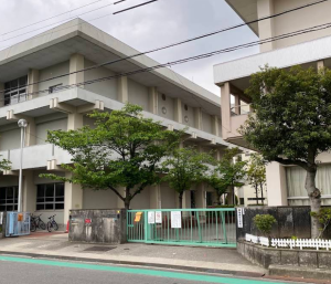 伊丹市立昆陽里小学校の外観
