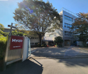 明星学園高校の外観