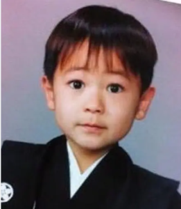 成田凌の幼少期の写真。整った顔立ちが印象的な袴姿の子供時代の姿