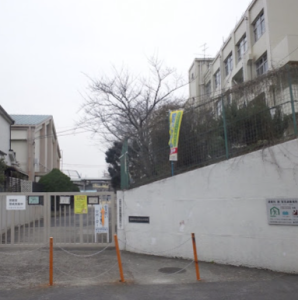高槻市立日吉台小学校の外観