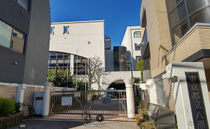 東京都立八潮高等学校の外観