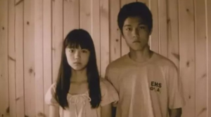 板壁を背にして並んで立つ、少女時代の宮崎あおいさんと実兄の宮﨑将さん(映画『EUREKA ユリイカ』より)