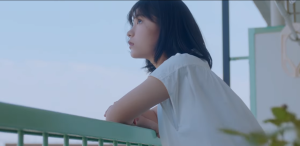 リクルート「タウンワーク」のCMよりベランダで空を見る當真あみ