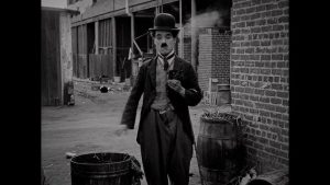 モノクロ映画の中、演技をするチャップリン