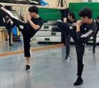 アクション指導を受ける練習生たち 