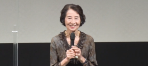 インタビューに答える香川京子