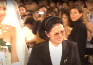 ファッションモデルと一緒に歩く森英恵