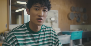 ストライプのシャツを着てインタビューに答えるSnow Man岩本照