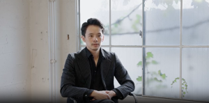 窓際で椅子に座り、正面を見据える俳優・池松壮亮のポートレート