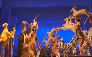 劇団四季のミュージカル『ライオンキング』の舞台風景
