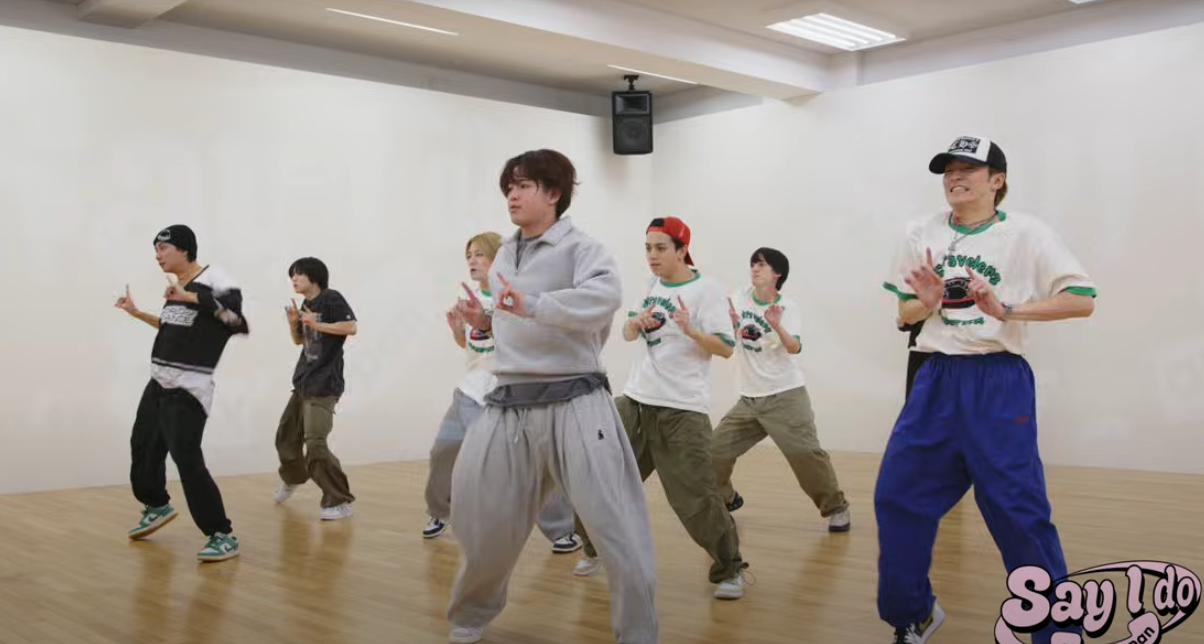 ダンススタジオで練習に励むTravis Japanのメンバー