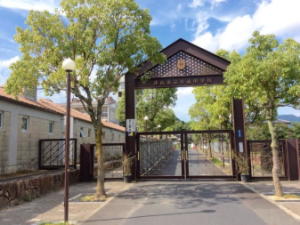 津山市立西中学校の外観 