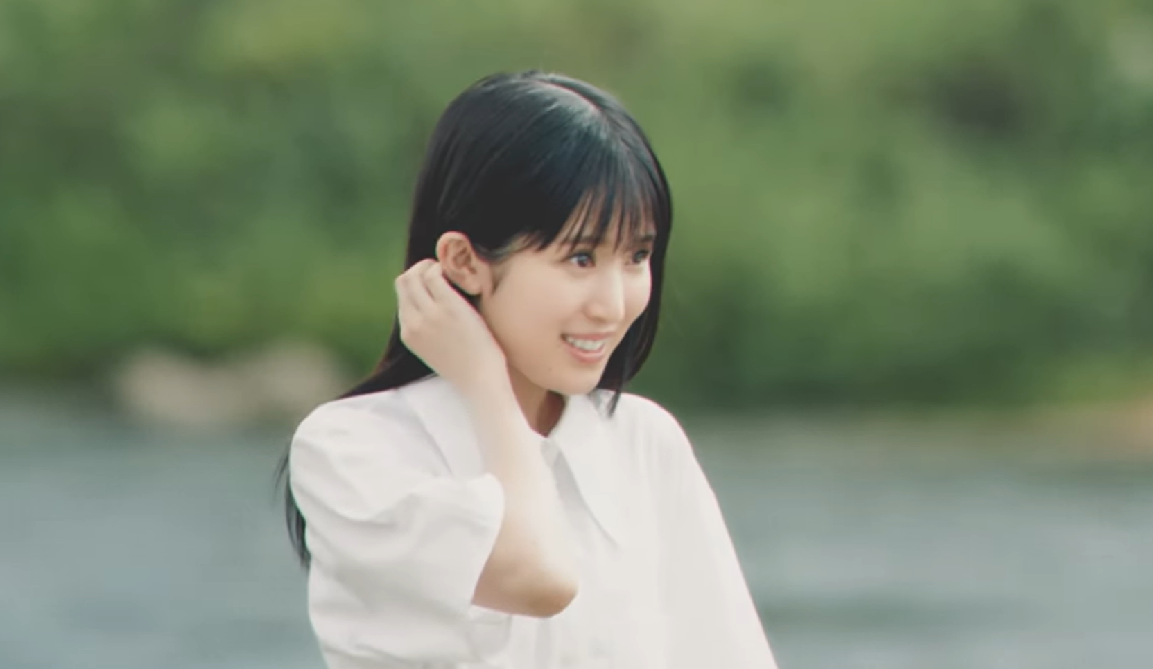 福本莉子の横顔（白いブラウス姿）｜映画・ドラマで活躍する俳優のポートレート