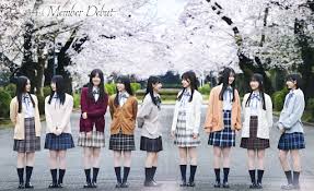 櫻坂46四期生メンバーの集合写真。左から順に勝又春を含むメンバーが制服姿で桜並木に並んでいる様子。
