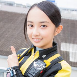 『特命戦隊ゴーバスターズ』にて宇佐見ヨーコ（イエローバスター）を演じる、放送当時の小宮有紗。黄色と黒の隊員服を纏い、左腕に通信機、胸元にデバイスを装着した姿で、晴れやかな笑顔とともに親指を立てるサムズアップのポーズを見せている。