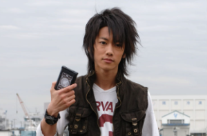 『仮面ライダー電王』の佐藤健(野上良太郎)が変身アイテムを持つ写真