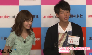 2013年「mina（ミーナ）カレ」オーディションの審査演技で女優と絡む、竹内涼真