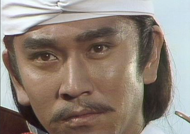 大河ドラマ「天と地と」主演当時の石坂浩二。上杉謙信役を演じ、白頭巾に凛々しい表情を浮かべる若き日の姿。
