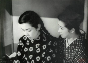 『五番町夕霧楼』でヒロイン・夕霧を演じる若かりし頃の佐久間良子。着物姿で俯く表情が印象的なモノクロの劇中写真。