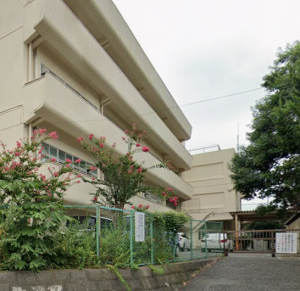 横浜市立上の宮（かみのみや）中学校の外観