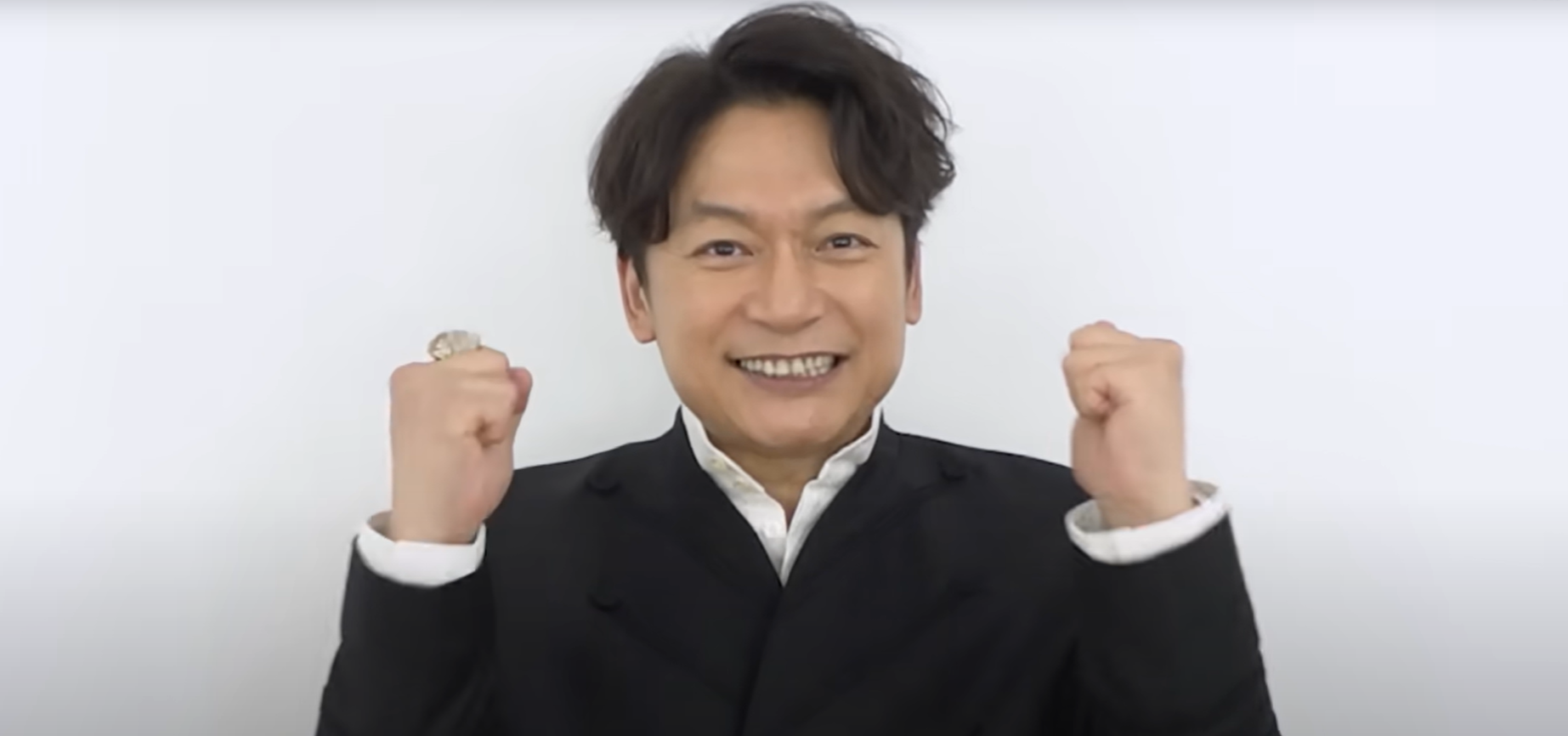 香取慎吾の現在の姿とガッツポーズをする写真