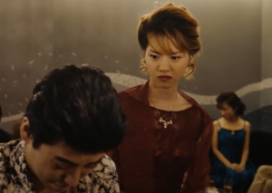 映画『孤狼の血 LEVEL2』でスナックのママ・近田真緒役を演じる俳優・西野七瀬。凄みのある表情で相手を睨みつける、アイドル時代のイメージを覆す迫真の演技シーン