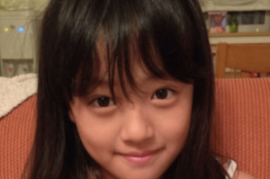 大きな瞳が印象的な、デビュー前と思われる幼少期の上坂樹里の顔写真